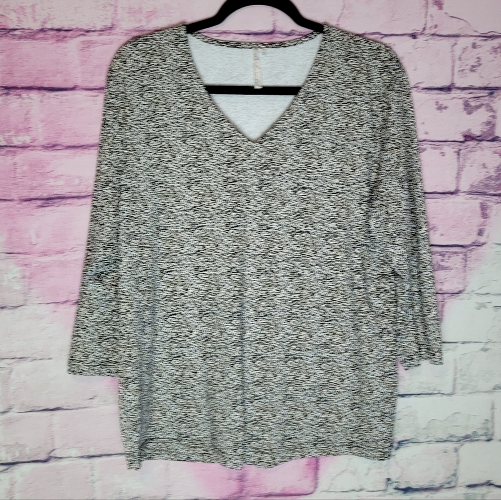 LULU B MICRO LEOPARD PRINT UPF 50 V NECK TEE XL